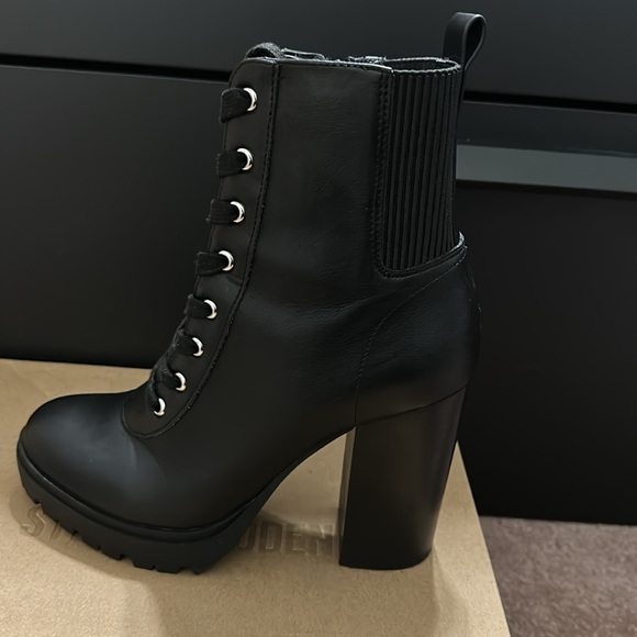STEVE MADDEN BLACK LACE UP BOOTS - Picture 4 of 5